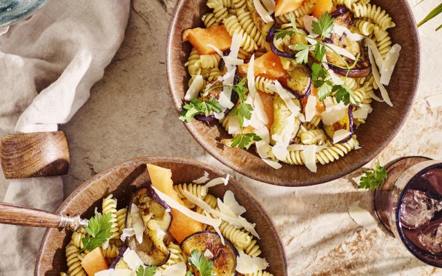 Pastasalade met meloen, gegrilde aubergine en mosterdvinaigrette