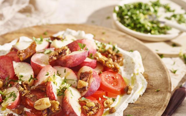 Tomatensalade met perzik en labneh