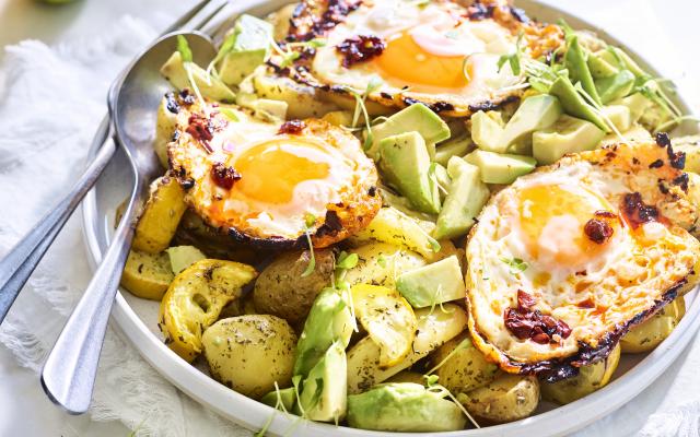 Crispy chili-ei met gebakken aardappelen, courgette en avocado