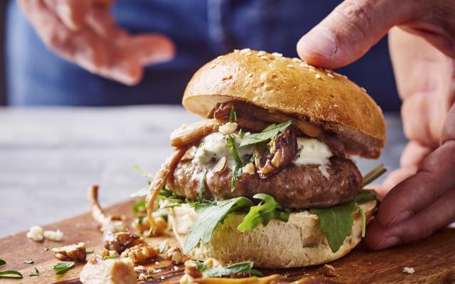 Kalfsburger met gebakken oesterzwammen, blauwe kaas en walnoten