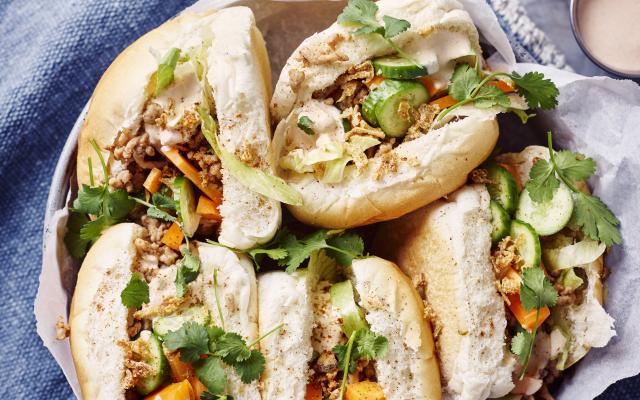 Pittige bánh mì-burger met varkensgehakt, gemarineerde komkommer en wortel