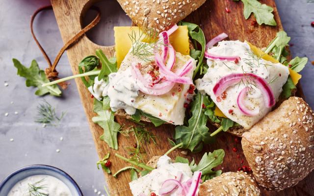 Fishburger met remouladesaus en gepekelde rode ui