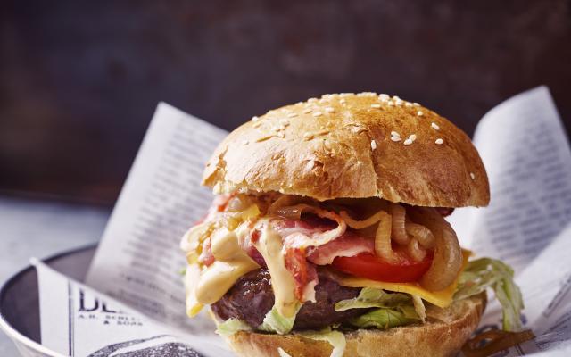 Klassieke burger met cheddar, gebakken ui en spek