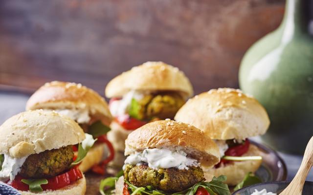 Minifalafelburgers met gegrilde paprika en kruidenyoghurt