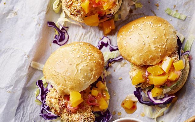 Crispy chicken burger met mangochutney