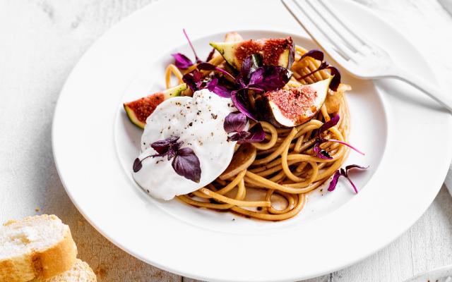 Volkorenspaghetti met burrata, vijgen en balsamicoazijn