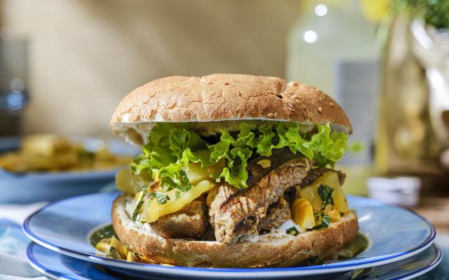 Broodje steak met maïs-ananassalsa