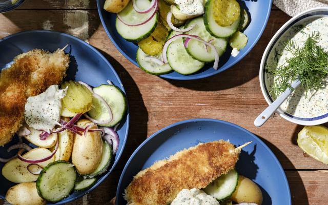 Krokante kipspiesjes met aardappelsalade