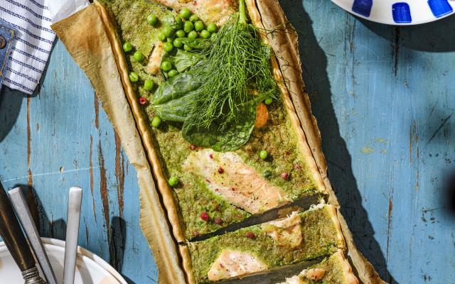 Quiche met spinazie, zalm en groene kruiden