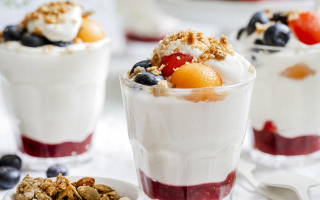 Plattekaaspotjes met meloen en notencrunch