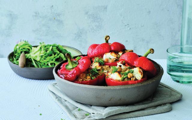 Gevulde paprika’s met volkorenrijst en geitenkaas