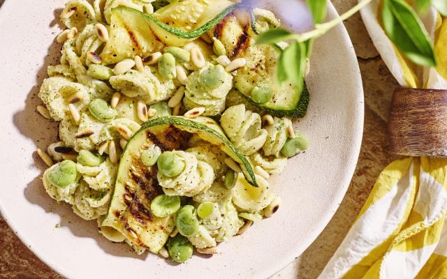 Orecchiette met pesto van tuinbonen en gegrilde courgette