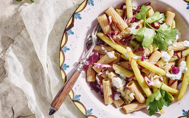 Volkorenpastasalade met radicchio, boterbonen en artisjok met yoghurtdressing