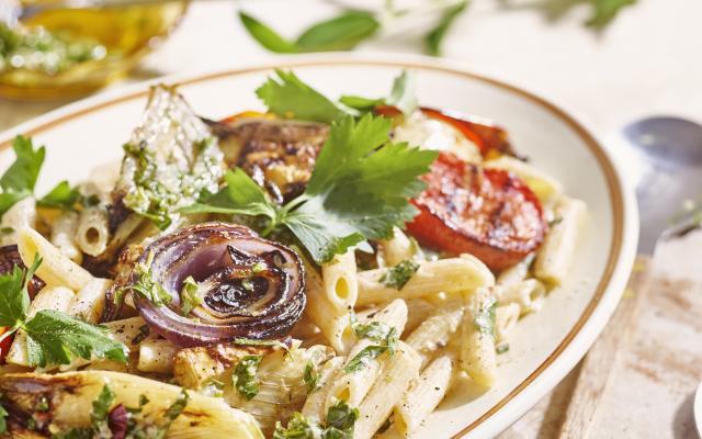 Pastasalade met chimichurri en geroosterde groenten