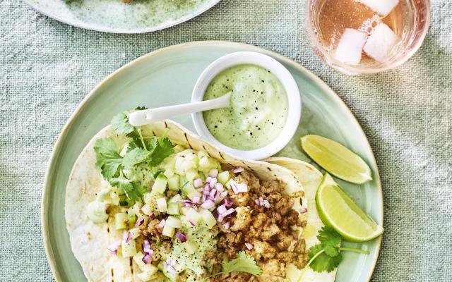 Tostadas met gehakt, appel-komkommersalsa en avocadosaus