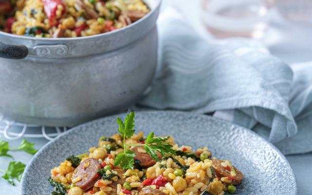 Spaanse rijstschotel met chorizo