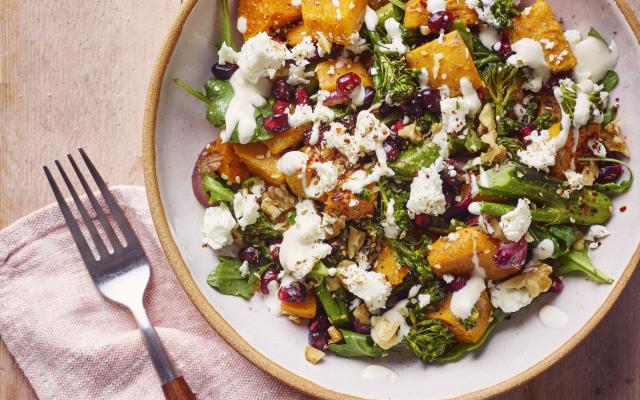 Salade van zoete aardappel met bimi, feta en tahindressing