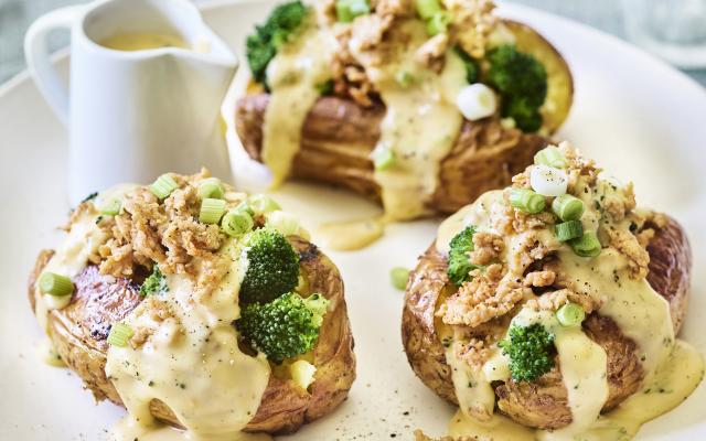 Loaded aardappelen met kippengehakt en kaassaus