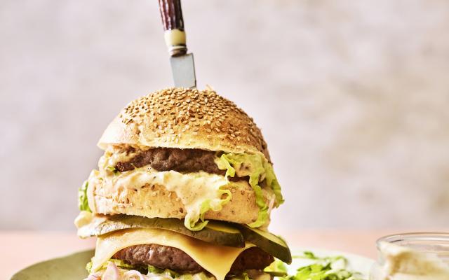 Dubbele burger met fastfoodsaus