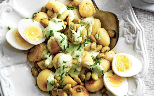 Aardappelsalade met pestoroom en edamame­boontjes