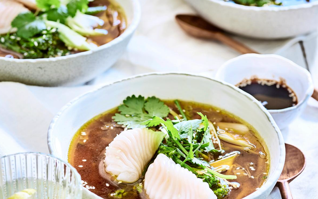 Zomers groente­soepje met bimi en dimsum