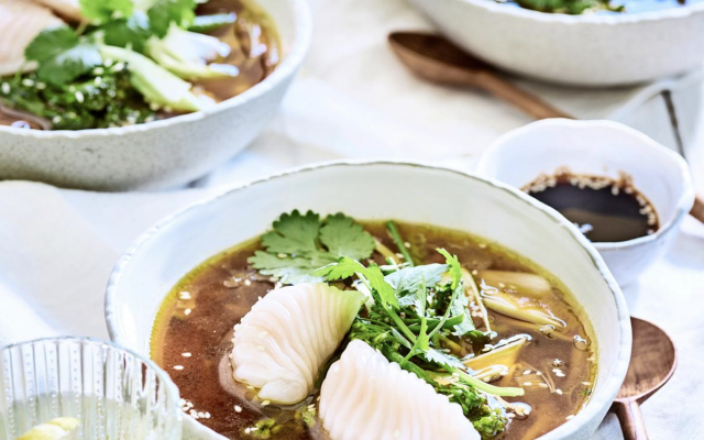 Zomers groente­soepje met bimi en dimsum