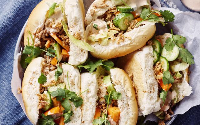 Banh mi au haché de porc épicé