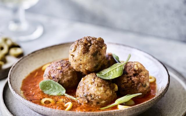 Kippenballetjes in pittige paprika-tomatensaus