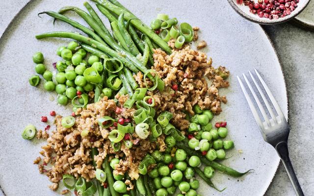 Miso-gehakt met prinsessenboontjes en erwtjes