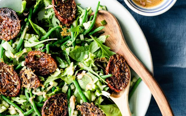 Salade met krokante tomatenchips