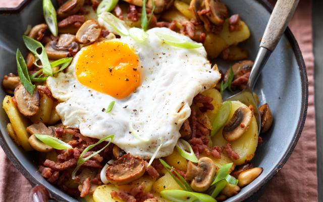 Pannetje met aardappel, spek, champignons en een spiegelei