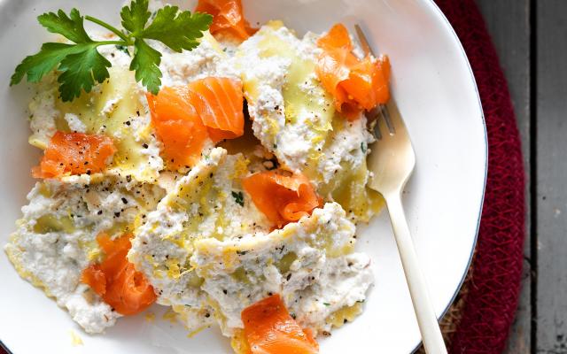 Ravioli met ricottasaus en gerookte zalm