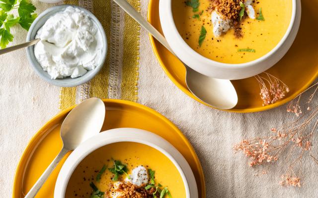 Pompoensoep met gember, geitenkaas en speculaas