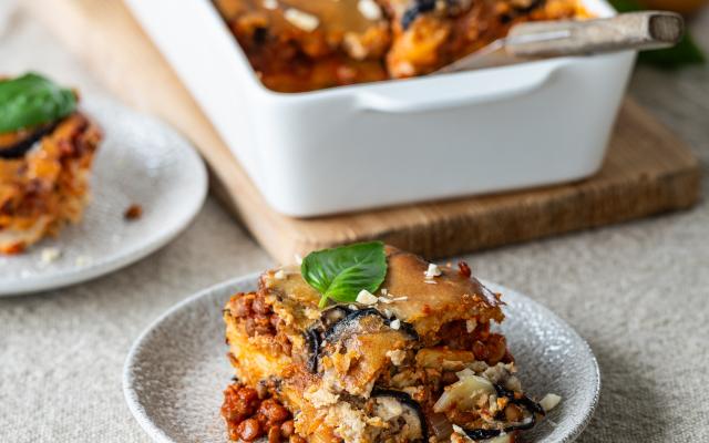 Vegan moussaka met cashewnotenbechamel