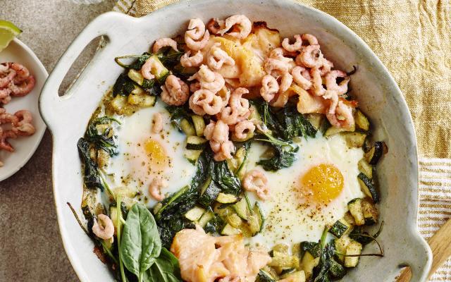 Groene shakshuka met gerookte zalm en garnalen