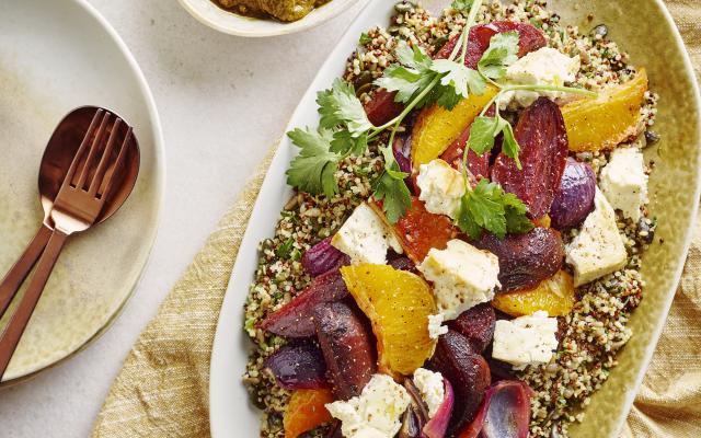 Quinoa met gegrilde bieten, gebakken feta en tahinpesto