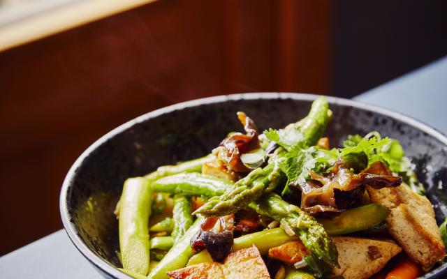 Wok met tofoe, groene asperges en paddenstoelen