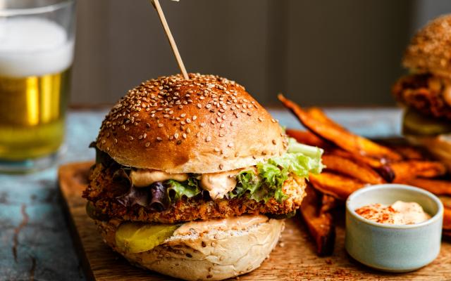 Kip-parmezaanburger met frietjes van zoete aardappel