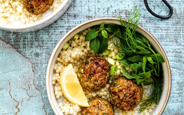 Kippenballetjes met parelcouscous en kruidensalade