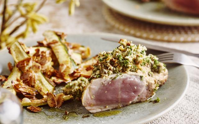 Varkenshaasje met mosterd-kruidenkorst en courgette­frietjes