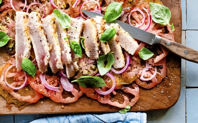 Carpaccio de tomates et thon grillé