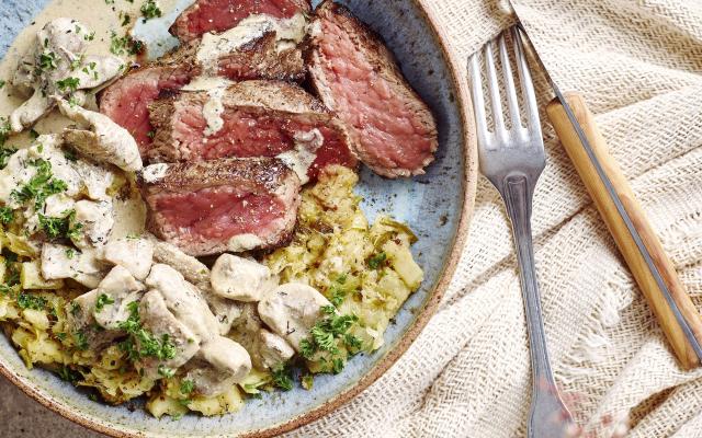 Steak, écrasé de légumes et champignons poêlés