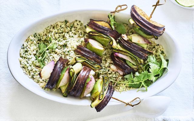 Brochettes de légumes marinés et riz de chou-fleur