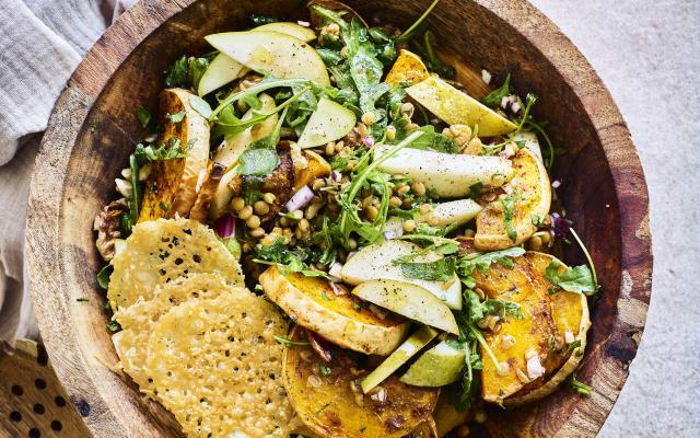 Linzensalade met geroosterde pompoen en parmezaankoekjes