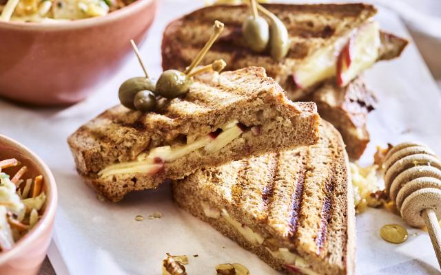 Croque appel-brie-walnoot met herfstsalade