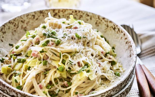 Romige speltspaghetti met ham, erwtjes en prei