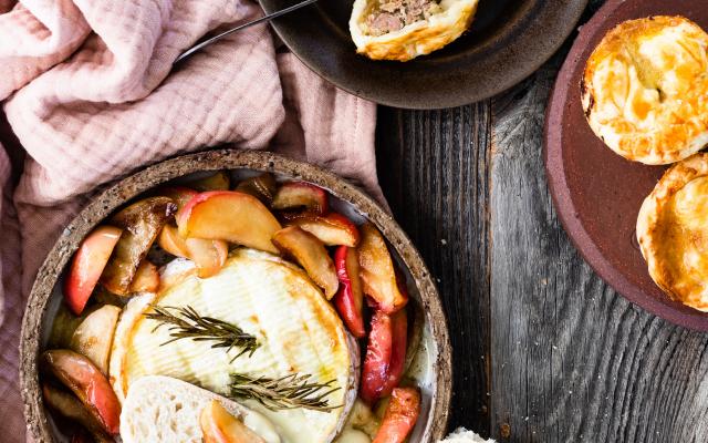 Gebakken camembert met gekaramelliseerde appel en calvados