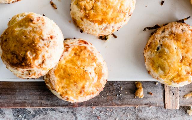 Scones met Appel, rozemarijn en oude kaas