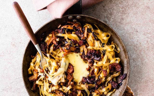 Pasta met gekaramelliseerde appeltjes, gebakken chorizo en kaas