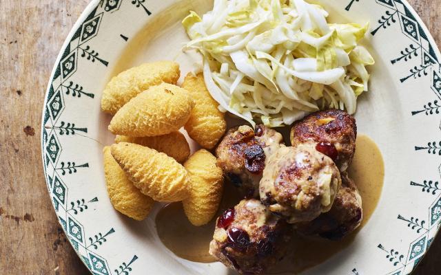 Gehaktballetjes met appel, witloofsalade en kroketjes